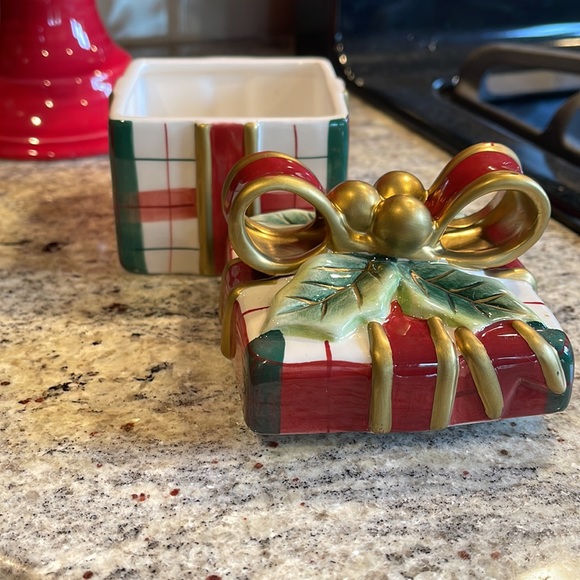 Fitz and Floyd plaid Christmas lidded box - Picture 2 of 4